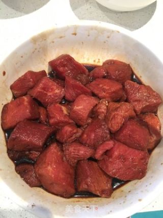 喷香的红烧牛肉土豆的做法步骤：1
