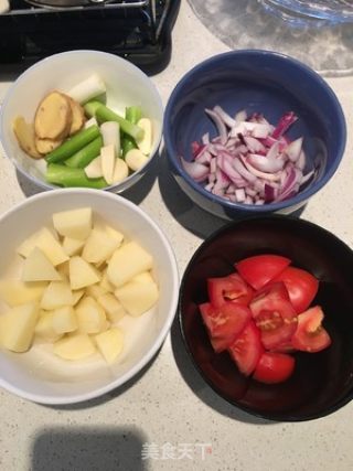 喷香的红烧牛肉土豆的做法步骤：2