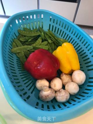 荷兰豆与双椒的做法步骤：1