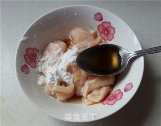西葫芦炒鸡胸肉的做法步骤：2
