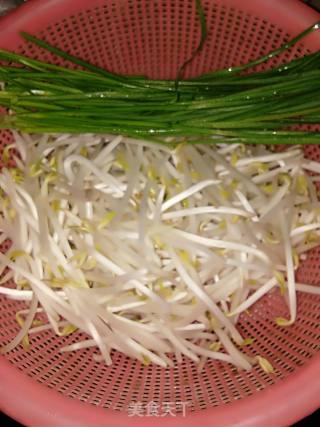 韭菜炒豆芽的做法步骤：1