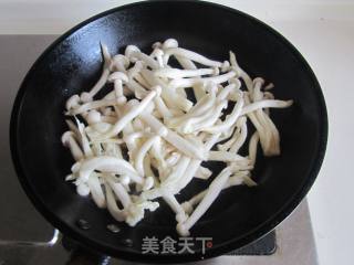 苦瓜炒白玉菇的做法步骤：3