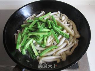 苦瓜炒白玉菇的做法步骤：4