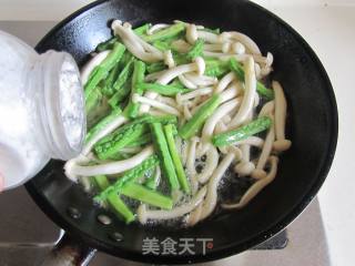 苦瓜炒白玉菇的做法步骤：5