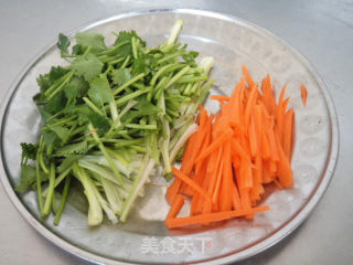 胡萝卜拌金针香菜的做法步骤：2