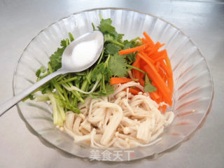 胡萝卜拌金针香菜的做法步骤：4