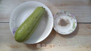 椒盐西葫芦的做法步骤：1