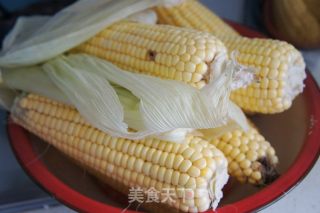 水煮甜玉米的做法步骤：1
