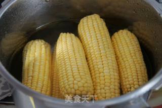 水煮甜玉米的做法步骤：2