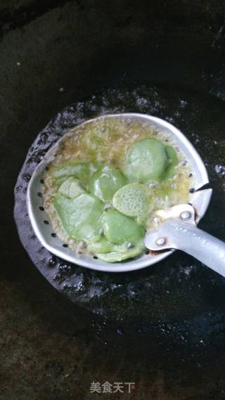 炒豆饼（韭菜味的豆饼）的做法步骤：1