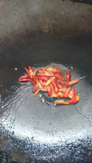 炒豆饼（韭菜味的豆饼）的做法步骤：2