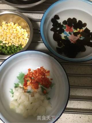 青豆玉米木耳炒饭的做法步骤：1