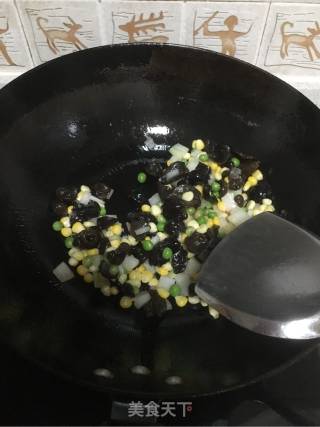 青豆玉米木耳炒饭的做法步骤：4
