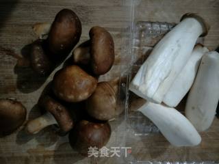 菌菇炒茭白的做法步骤：1