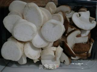 菌菇炒茭白的做法步骤：3