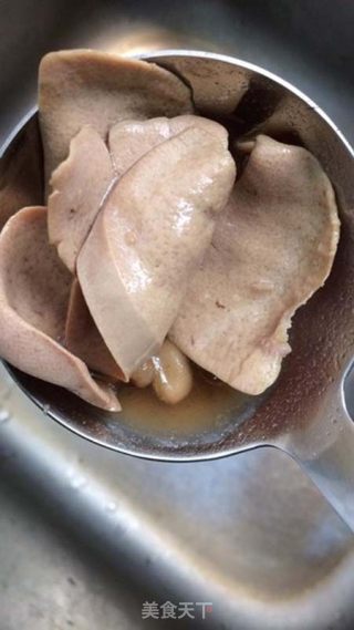 猪肾杜仲汤的做法步骤：4