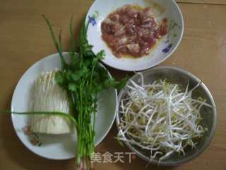金针菇银芽肉片汤的做法步骤：1