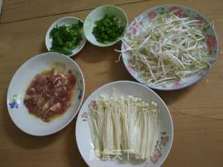 金针菇银芽肉片汤的做法步骤：2