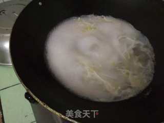 金针菇银芽肉片汤的做法步骤：4