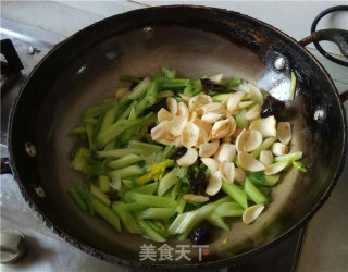 西芹百合的做法步骤：8