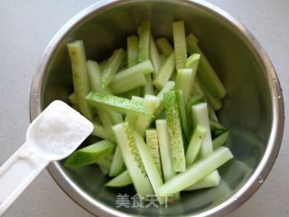 海米拌黄瓜的做法步骤：2