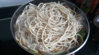 五花肉焖面的做法步骤：7