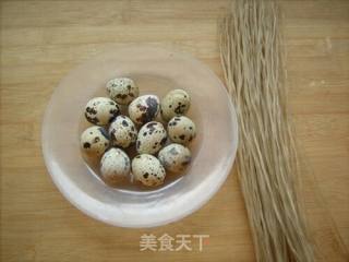 粉丝炒鹌鹑蛋的做法步骤：1
