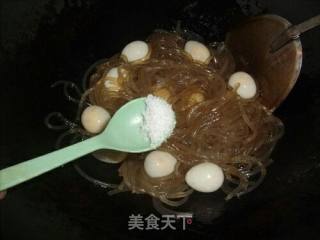 粉丝炒鹌鹑蛋的做法步骤：6
