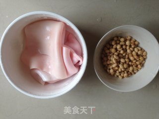 黄豆猪皮汤的做法步骤：1