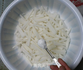 韩式萝卜条的做法步骤：4