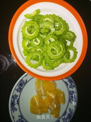 橙汁苦瓜的做法步骤：2