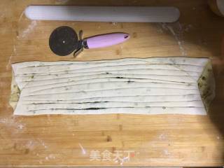 䓤油手撕饼的做法步骤：9