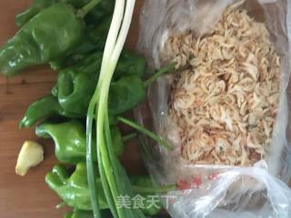 青椒炒虾皮的做法步骤：1