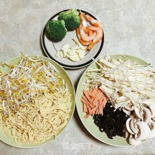 鲜虾上汤干丝的做法步骤：1