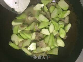 丝瓜炒肉的做法步骤：6