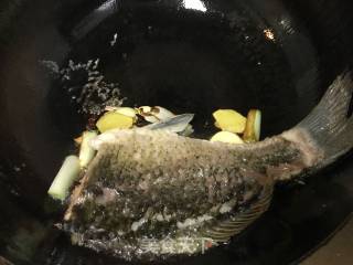 鲫鱼豆腐汤/孕妇/儿童营养餐食谱的做法步骤：4