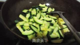 虾仁焖南瓜的做法步骤：6