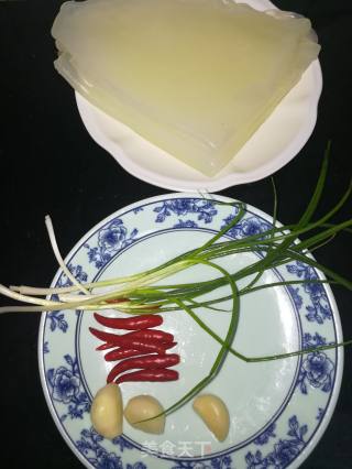 酸辣粉皮的做法步骤：1