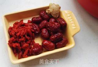 红枣姜片枸杞汤的做法步骤：2