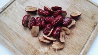 红枣姜片枸杞汤的做法步骤：3