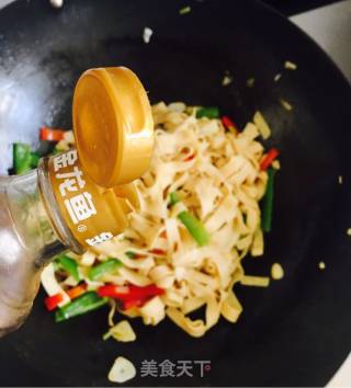 素炒豆腐皮的做法步骤：7