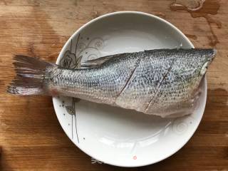 简单美味清蒸鲈鱼的做法的做法步骤：2