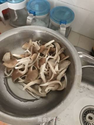 猪肉蘑菇汤的做法步骤：2