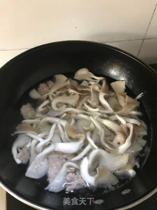 猪肉蘑菇汤的做法步骤：3