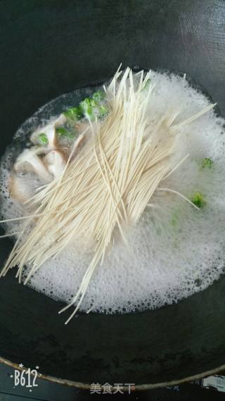 西红柿鸡蛋面的做法步骤：3