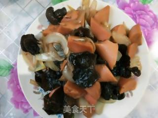洋葱木耳炒火腿的做法步骤：1