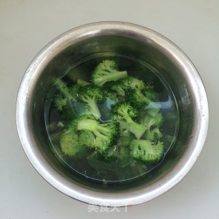 西兰花炒鱼豆腐的做法步骤：4
