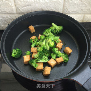 西兰花炒鱼豆腐的做法步骤：10