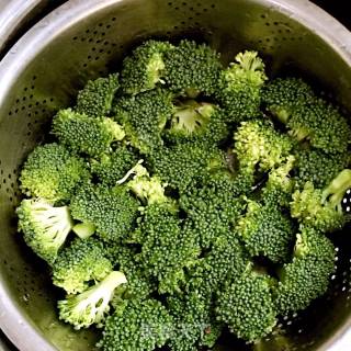 蒜香西兰花土豆片的做法步骤：1