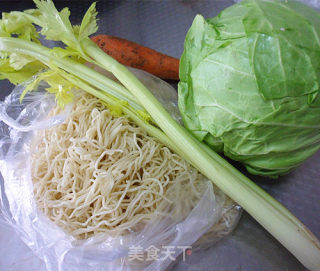 蚝油芹菜炒面的做法步骤：1